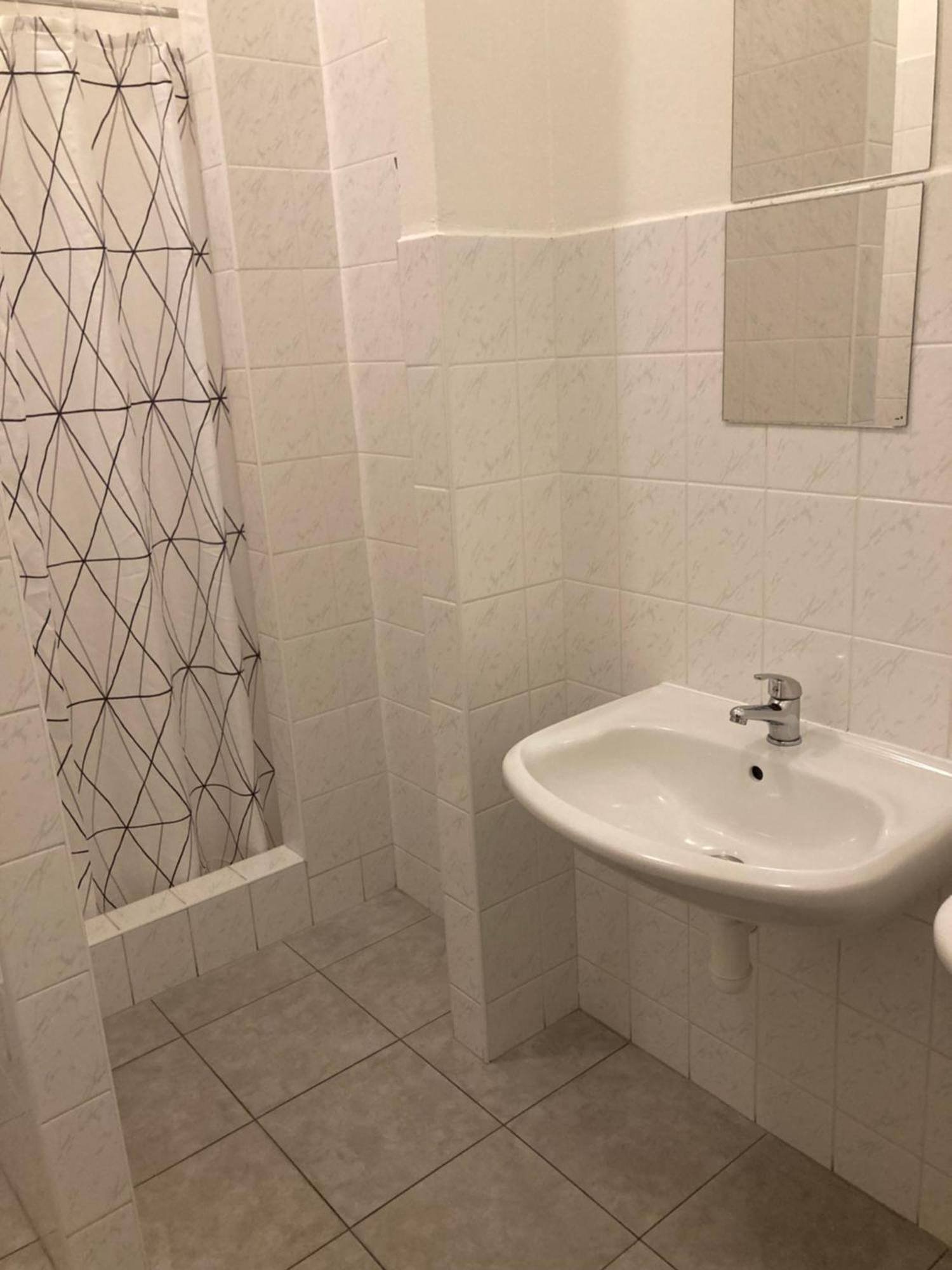 Hostel Praha Ladvi Bagian luar foto